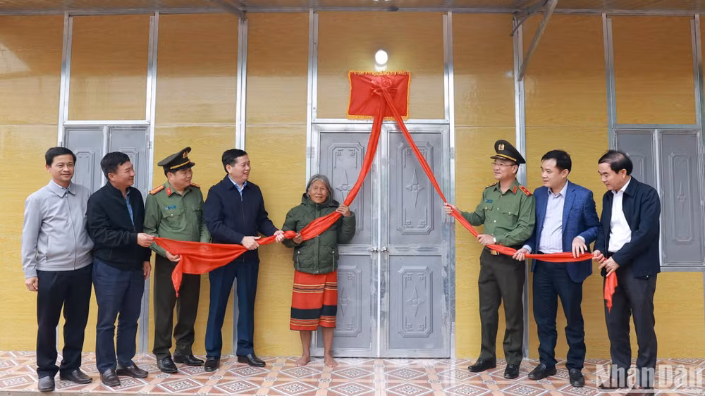 Lãnh đạo Bộ Công an và lãnh đạo tỉnh Quảng Trị bàn giao nhà cho hộ dân có hoàn cảnh khó khăn tại xã Lìa, huyện Hướng Hóa.