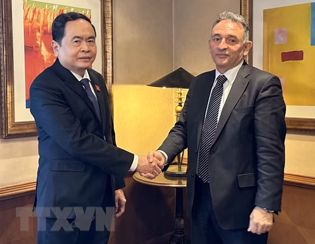 Phó Chủ tịch Thường trực Quốc hội Trần Thanh Mẫn tiếp Tổng Bí thư Đảng Cộng sản Tây Ban Nha (PCE), Enrique Fernando Santiago Romero (Enrique Santiago) ngày 15/3 tại Madrid. (Ảnh: Thu Hà/TTXVN)