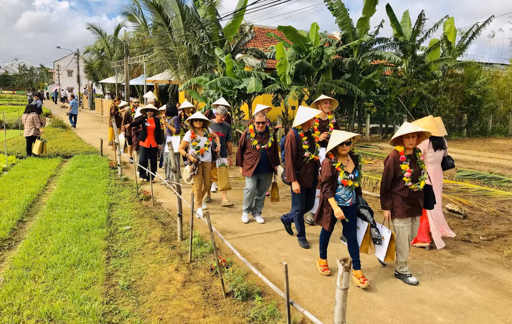 Khách du lịch tham quan làng rau Trà Quế, tỉnh Quảng Nam. (Ảnh: H.T)