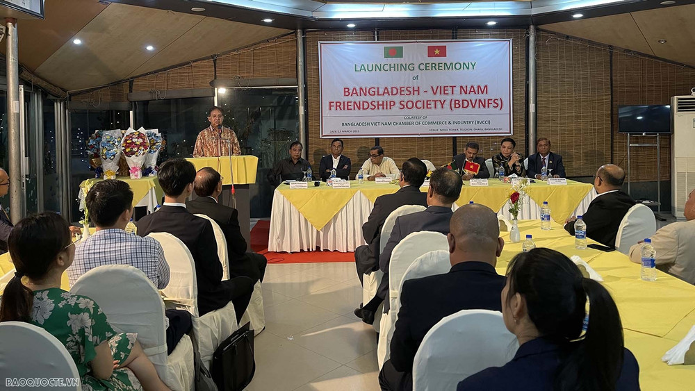 Chủ tịch Hội hữu nghị Bangladesh-Việt Nam Shamsher M. Chowdhury phát biểu khai mạc sự kiện. (Ảnh: baoquocte.vn)