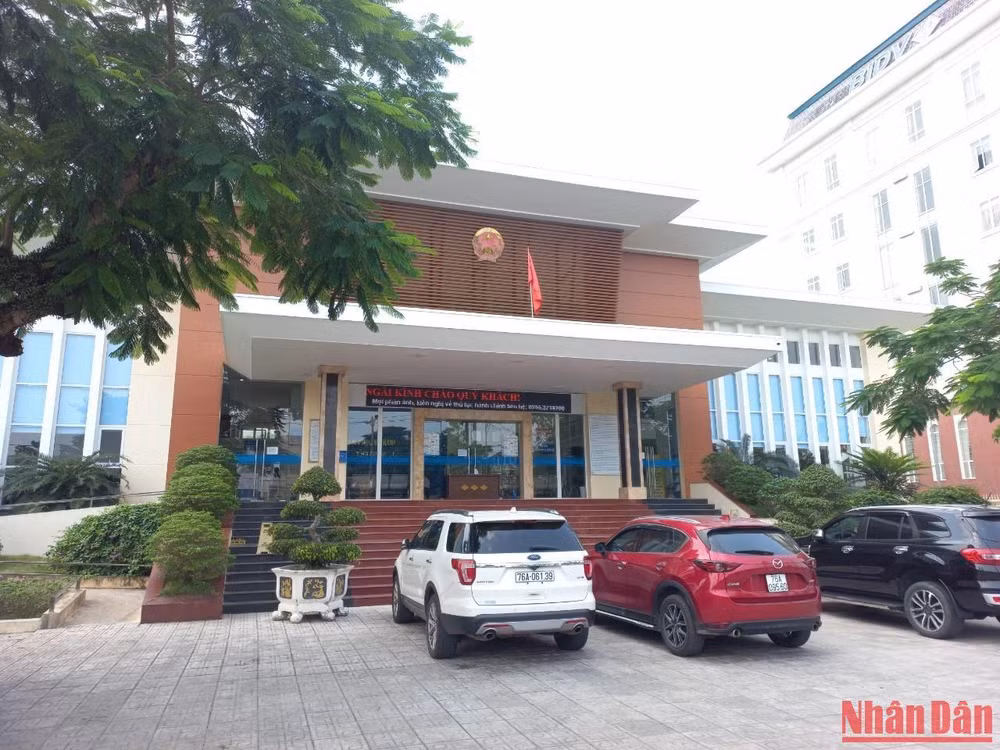 Trung tâm Phục vụ-Kiểm soát thủ tục hành chính tỉnh Quảng Ngãi.