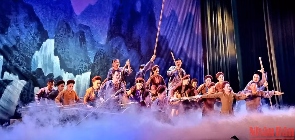 Ngôn ngữ múa với đạo cụ là những ống tre, nứa được kết thành bè, khối. (Ảnh: Đào Anh)