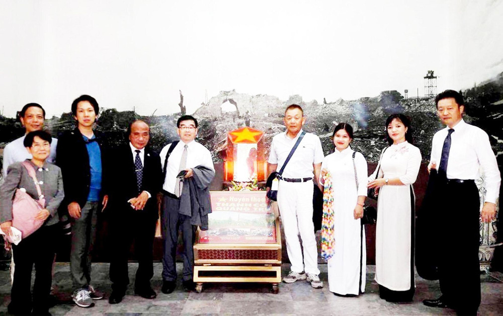 Hội Hòa bình và Hữu nghị Hiroshima-Việt Nam tặng hạc giấy, biểu tượng ước nguyện hòa bình cho Di tích lịch sử quốc gia đặc biệt Thành cổ Quảng Trị.