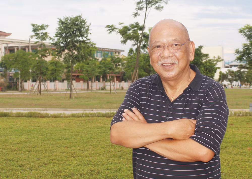 Ông David Lee, năm nay 66 tuổi, du khách người Mỹ, sinh sống tại bang California, là kỹ sư điện tử đã về hưu, đến thăm Di tích đặc biệt quốc gia Thành cổ Quảng Trị vào ngày 7/7/2022. Ông cho biết, chưa từng cầm súng đi lính, nhưng ông biết thị xã Quảng Trị và Thành cổ Quảng Trị là địa danh rất nổi tiếng, nhất là qua những năm chiến tranh. Khi đến Việt Nam, ông tìm về nơi này để thắp hương cho các liệt sĩ của Việt Nam hy sinh vì nghĩa lớn cũng như thắp hương cho những quân nhân của Mỹ và chính quyền miền nam cũ đã tử nạn tại Quảng Trị. Với ông, điều quý nhất của con người là sự sống, yêu chuộng hòa bình, không ai muốn chiến tranh, chết chóc. Vì vậy, khi biết thị xã Quảng Trị phát triển theo định hướng xây dựng trở thành đô thị vì hòa bình ông rất ủng hộ, khi trở về đất nước, bằng những gì đã được chứng kiến và trải nghiệm, ông sẽ kêu gọi bạn bè góp phần cùng thị xã Quảng Trị thực hiện mục tiêu ý nghĩa này. Theo ông, muốn đẩy mạnh xây dựng đô thị vì hòa bình, thị xã Quảng Trị cần quảng bá mạnh mẽ hơn nữa ý tưởng, kế hoạch và hình ảnh của mình. Việc làm này không riêng của chính quyền, mà mỗi người dân cần khẳng định vai trò chủ nhân của mình. Thị xã nên đầu tư phát triển du lịch, xây dựng cơ sở hạ tầng khoa học; tổ chức những lễ hội lớn mang chủ đề vì hòa bình để các tổ chức quốc tế quan tâm hơn nữa, nhiều đoàn khách trên thế giới hướng đến ngày càng đông hơn, từ đó tạo thêm động lực để đô thị Quảng Trị phát triển xứng tầm-trở thành điểm đến vì hòa bình của nhân loại.