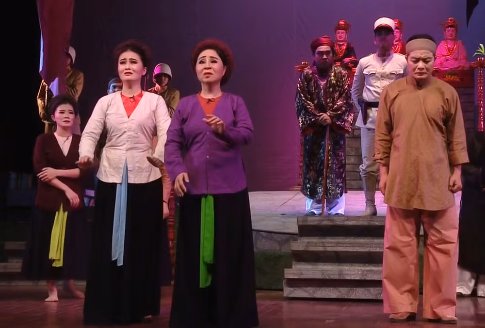 Nghệ sĩ Nhân dân Minh Thu (hàng trước, thứ hai từ trái sang) trong vở chèo Bắc Lệ đền thiêng. Ảnh: NVCC 