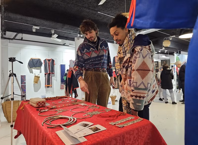 Khách tham quan quốc tế ấn tượng trước sự tinh xảo của những vật dụng trong đời sống thường ngày của các nhóm dân tộc sinh sống tại Việt Nam. (Ảnh: MINH DUY)