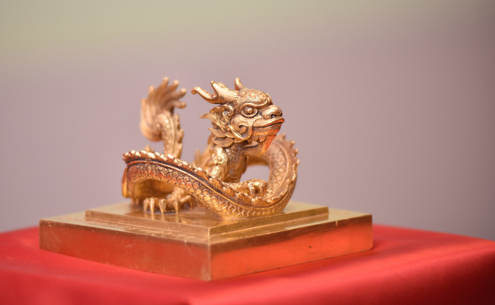 Ấn “Hoàng đế chi bảo” được đúc bằng vàng ròng vào ngày 4 tháng 2 năm Minh Mạng thứ 4 tức ngày 15/3/1823. Đây là Bảo ấn lớn và đẹp nhất của triều Nguyễn, nặng 10,78kg. (Ảnh: MINH DUY)