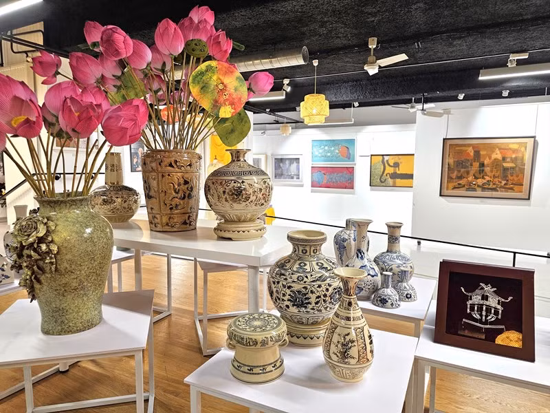 Các sản phẩm thủ công truyền thống tiêu biểu của các nghệ nhân Việt Nam. (Ảnh: MINH DUY)