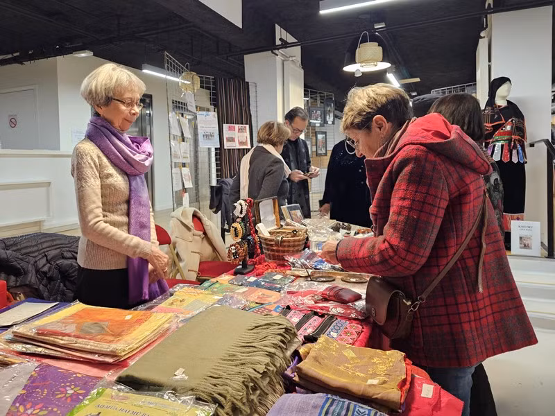 Gian hàng thủ công gây quỹ cho các dự án nhân đạo của Hội Hữu nghị Pháp-Việt (AAFV) tại Việt Nam. (Ảnh: KHẢI HOÀN)