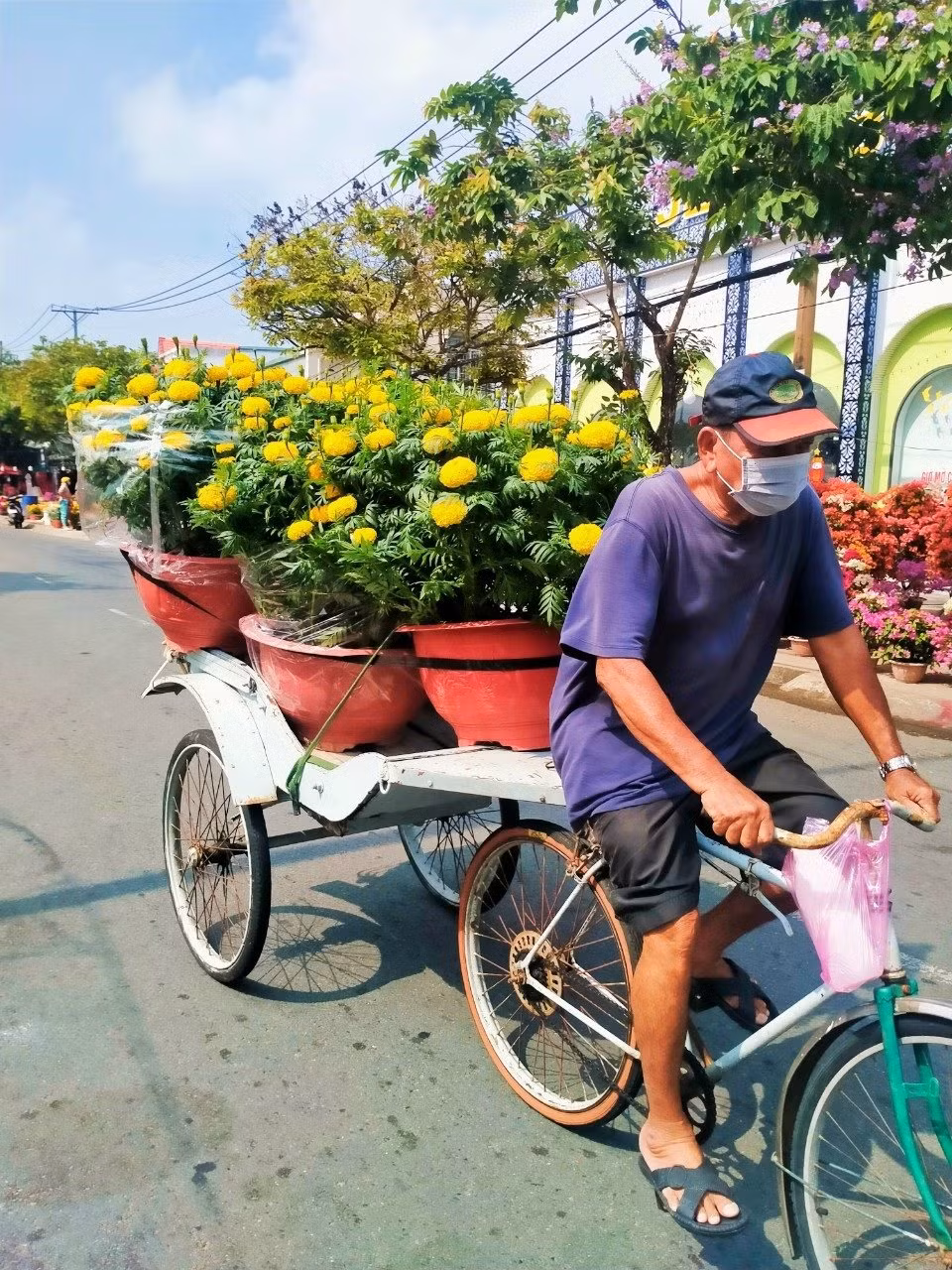 Chở Xuân về nhà.