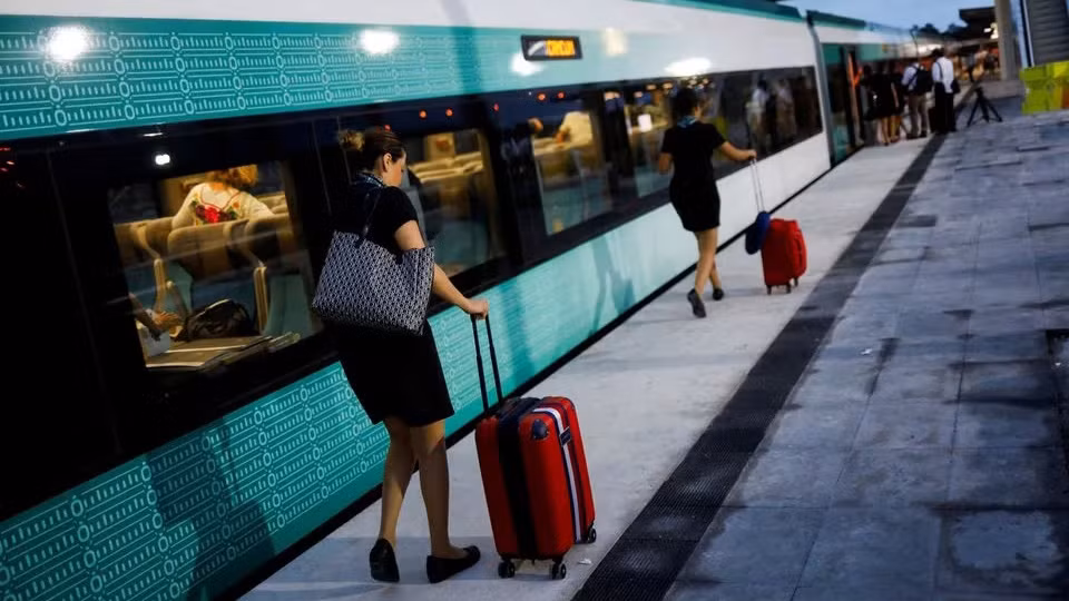 Các nhân viên đường sắt đẩy túi hành lý bên chuyến tàu du lịch Maya, vào ngày khai trương chuyến đi trong giai đoạn đầu tiên tại Cancun, Mexico, ngày 15/12/2023. (Ảnh: Reuters)