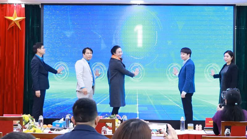 Bấm nút khai mạc Giải chạy bộ.