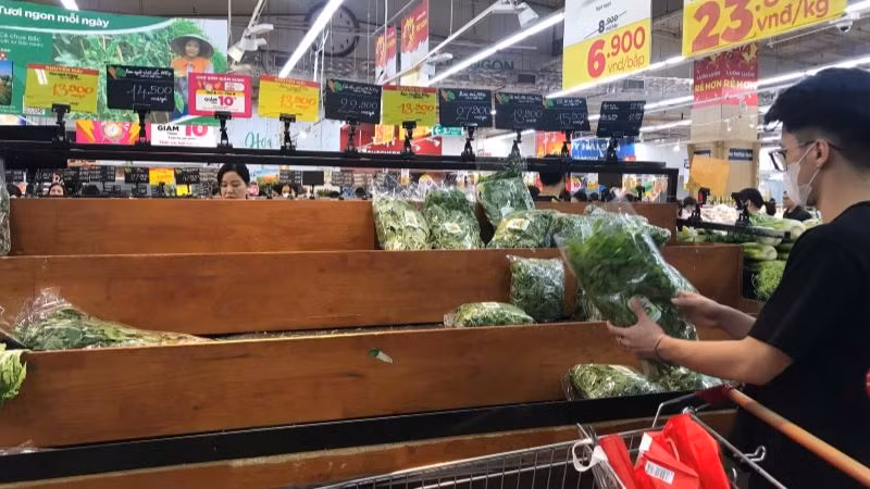 Các mặt hàng rau xanh tiêu thụ mạnh tại siêu thị Big C Thăng Long trong ngày 6/9.