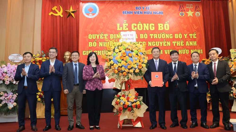 Tặng hoa chúc mừng tân Giám đốc Bệnh viện Hữu nghị.