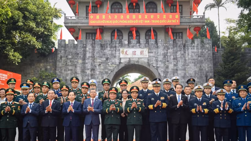 Đại tướng Phan Văn Giang, Uỷ viên Bộ Chính trị, Phó Bí thư Quân ủy Trung ương, Bộ trưởng Quốc phòng và Thượng tướng Đổng Quân, Ủy viên Trung ương Đảng Cộng sản Trung Quốc, Bộ trưởng Quốc phòng Trung Quốc cùng đoàn đại biểu Bộ Quốc phòng hai nước.