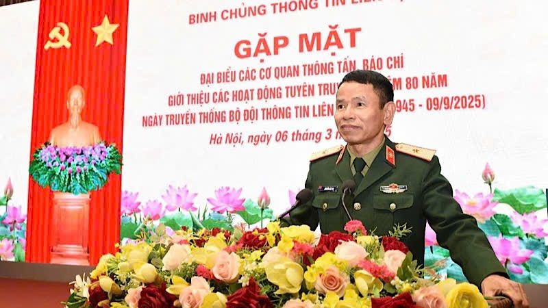 Thiếu tướng Nguyễn Văn Trị, Bí thư Đảng ủy, Chính ủy Binh chủng Thông tin liên lạc, phát biểu tại buổi gặp mặt.