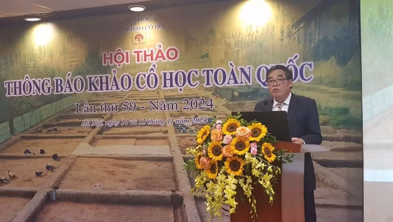 Phó Giáo sư, Tiến sĩ Bùi Văn Liêm, Nghiên cứu viên cao cấp, Tổng Biên tập Tạp chí Khảo cổ học trình bày báo cáo “Hoạt động Khảo cổ học Việt Nam hai năm 2023 – 2024”.