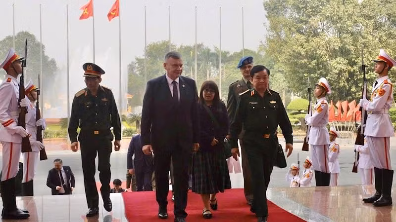 Hai bên bước vào phòng hội đàm.