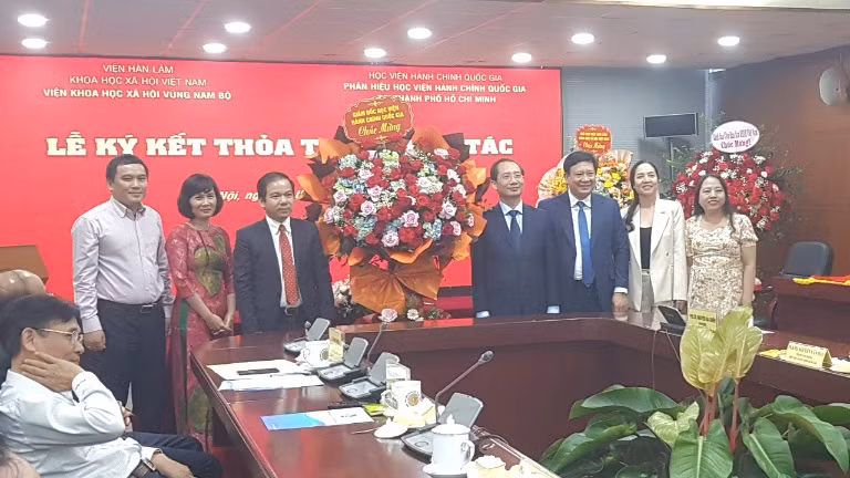 Các đại biểu chụp ảnh chúc mừng Lễ ký kết thỏa thuận hợp tác.