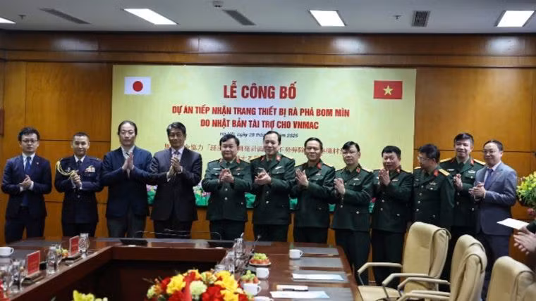 Đại biểu hai bên chụp ảnh kỷ niệm sau Lễ Công bố