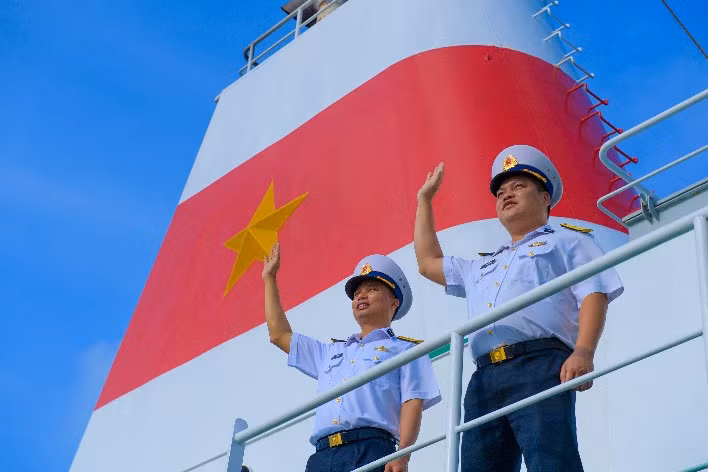 Thủ tục tạm biệt đất liền để đến với Trường Sa thân yêu của Đại úy Lê Vũ Nhâm, Chính trị viên tàu 571,Thiếu tá Phan Tiến Định, Thuyền trưởng tàu 571.