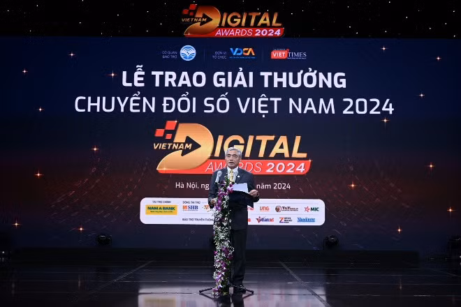 Chủ tịch Hội Truyền thông số Việt Nam, Tiến sĩ Nguyễn Minh Hồng phát biểu tại lễ trao giải.