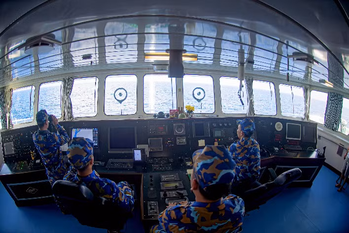 Các chiến sĩ trẻ có đầy đủ kiến thức, kinh nghiệm điều hành cũng như làm chủ các thiết bị hiện đại của tàu.