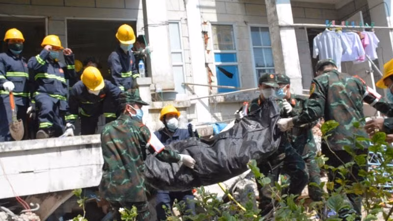 Vào lúc 10 giờ 40 phút, ngày 1/4 (giờ địa phương), lực lượng cứu hộ, cứu nạn của Quân đội nhân dân Việt Nam đã đưa được thi thể cụ U Maung Tin, 74 tuổi, từ tòa nhà 2386 (thuộc khu vực Bala Tidi, quận Zabu Thiri, thủ đô Naypyidaw) ra ngoài. (Ảnh: Báo Quân đội nhân dân)