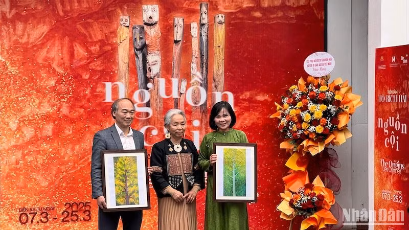 Đại diện Bảo tàng Phụ nữ Việt Nam tiếp nhận tượng trưng 2 bức tranh của hoạ sĩ Tô Bích Hải.