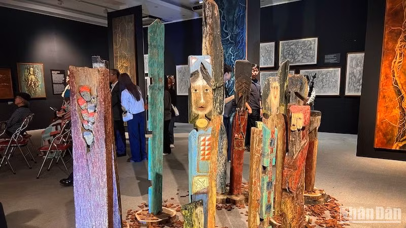 Bộ tượng gỗ "Totem" gợi lên những suy nghĩ, liên tưởng khác nhau ở mỗi người.