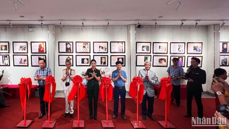 Các đại biểu cắt băng khai mạc triển lãm. Các đại biểu cắt băng khai mạc triển lãm.