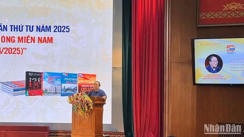 Nhà thơ Trần Đăng Khoa phát biểu, chia sẻ về văn hóa đọc và hình tượng người lính trong thơ.