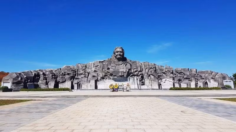 Cụm tượng đài Bà mẹ Việt Nam Anh hùng (Quảng Nam) của nhà điêu khắc Đinh Gia Thắng đạt Giải thưởng Nhà nước năm 2022 cũng là tác phẩm tiêu biểu được lựa chọn triển lãm.