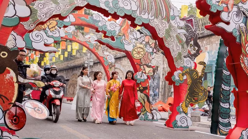 Dạo phố Phùng Hưng để tận hưởng không khí Tết và lưu lại những bức ảnh đẹp.