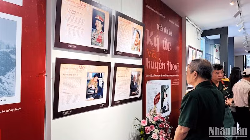 Bên cạnh chân dung các Mẹ Việt Nam Anh hùng có chồng, con là liệt sĩ, triển lãm cũng giới thiệu những gương mặt người Mẹ Việt Nam có thành tích xuất sắc trong chiến đấu, lao động, học tập...