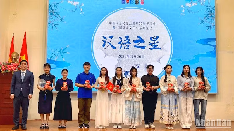 Giám đốc Trung tâm Văn hóa Trung Quốc tại Hà Nội Trương Đức Sơn (ngoài cùng bên trái) trao quà lưu niệm cho các sinh viên vào vòng Chung kết.