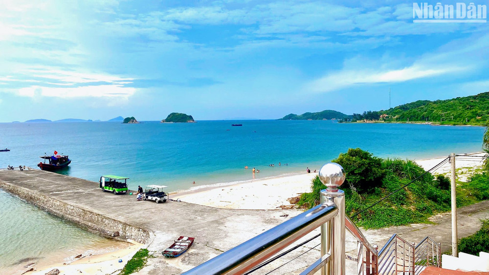 Cầu cảng tại bãi Hải Quân, một trong những bãi biển đẹp nhất Thanh Lân. Cầu cảng tại bãi Hải Quân, một trong những bãi biển đẹp nhất Thanh Lân.