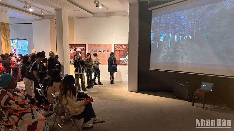 Không gian chiếu video art phục vụ người xem người triển lãm.