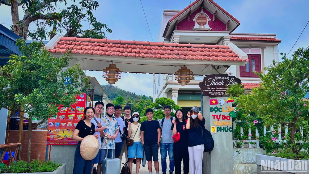 Chị Lê Thị Trang (ngoài cùng bên trái) được nhiều du khách quý mến bởi sự thân thiện và tâm huyết với công việc làm du lịch. Chị Lê Thị Trang (ngoài cùng bên trái) được nhiều du khách quý mến bởi sự thân thiện và tâm huyết với công việc làm du lịch.