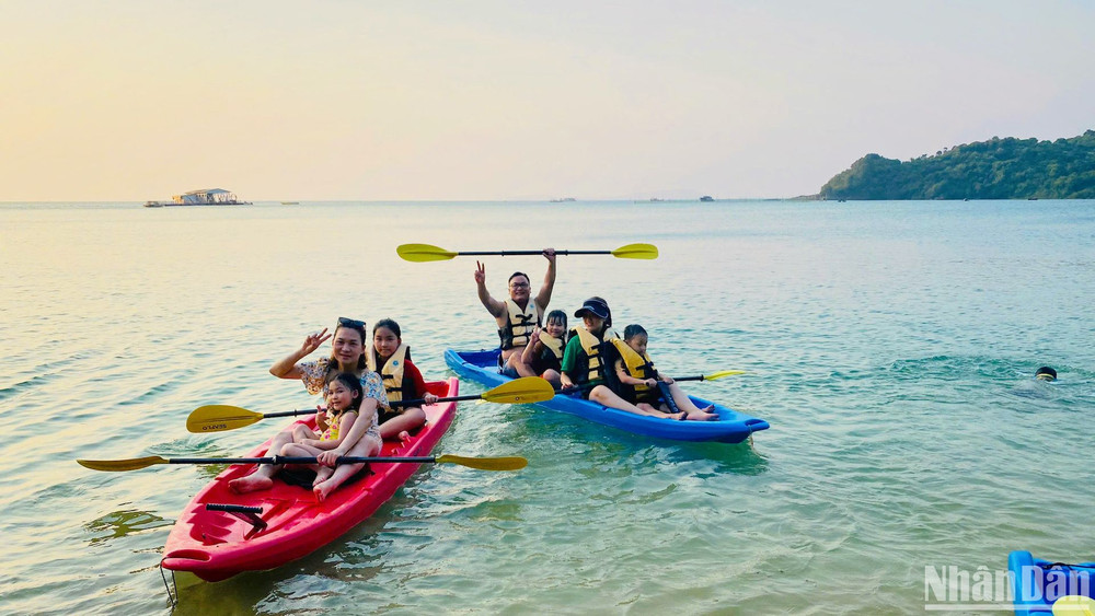 ...cho đến khoảnh khắc chèo kayak trong ráng chiều thơ mộng ở bãi Vụng Tròn. ...cho đến khoảnh khắc chèo kayak trong ráng chiều thơ mộng ở bãi Vụng Tròn.