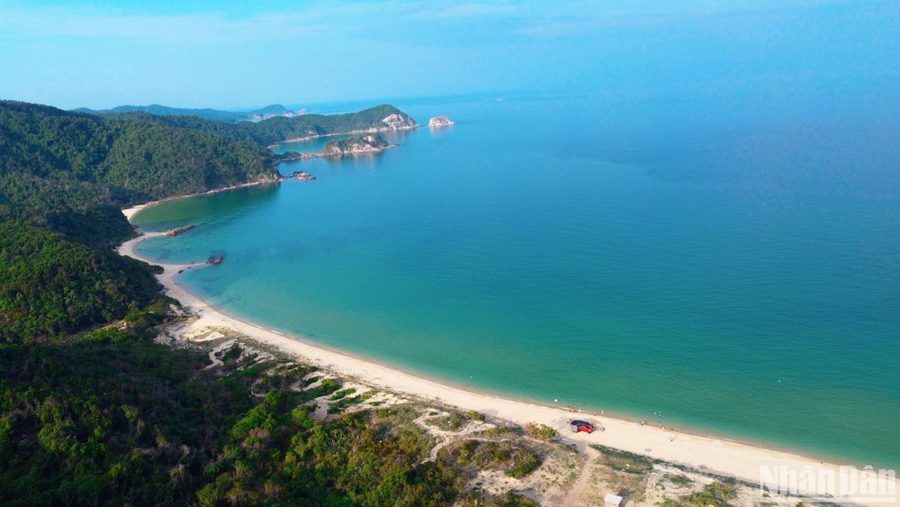 Bãi Ba Châu thuộc thôn 1, cách trụ sở UBND xã Thanh Lân khoảng 4km. Bãi hình vòng cung dài khoảng 1,5km, biển êm, thích hợp để tắm biển, cắm trại. Bãi Ba Châu thuộc thôn 1, cách trụ sở UBND xã Thanh Lân khoảng 4km. Bãi hình vòng cung dài khoảng 1,5km, biển êm, thích hợp để tắm biển, cắm trại.