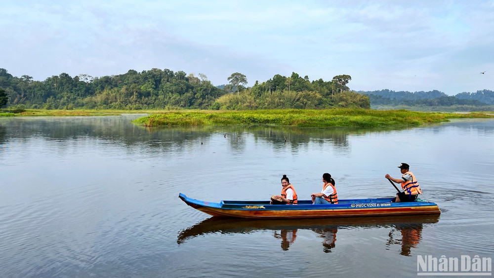 Một tour đi thuyền thường kéo dài từ 60-90 phút. Ai cùng dành nụ cười tươi tắn và lời cảm ơn chân thành tới các kiểm lâm viên thân thiện, nhiệt tình.