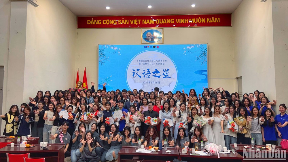 Chung kết cuộc thi "Nói giỏi tiếng Hán" tại Trường Đại học Ngoại ngữ, Đại học Quốc gia Hà Nội. 