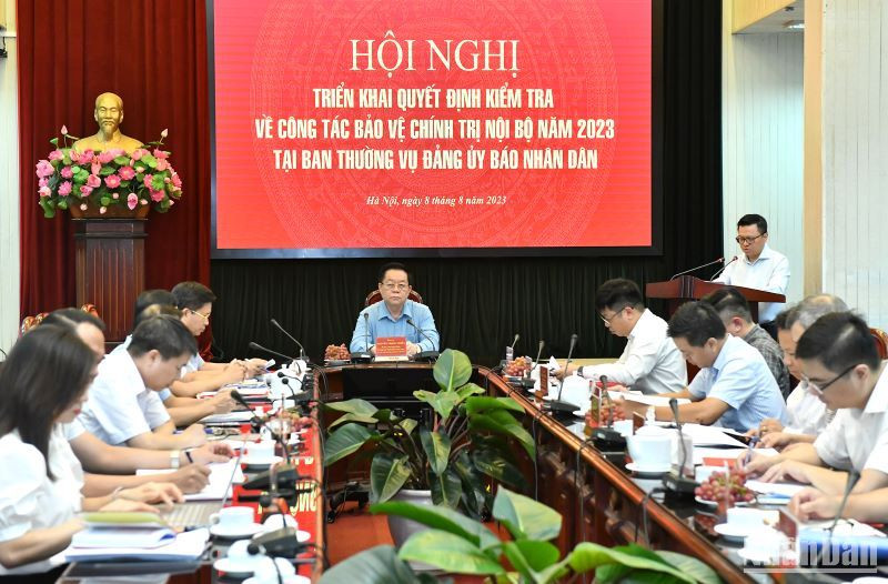 Quang cảnh Hội nghị triển khai quyết định kiểm tra về công tác bảo vệ chính trị nội bộ năm 2023 tại Ban Thường vụ Đảng ủy Báo Nhân Dân. (Ảnh: ĐĂNG KHOA)