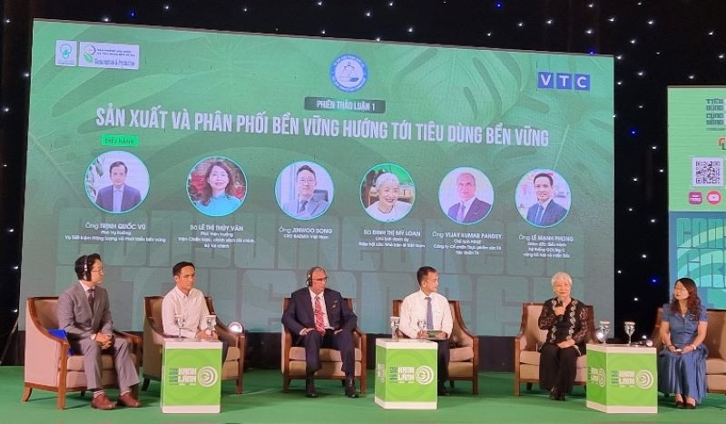 Các diễn giả tham gia thảo luận tại diễn đàn.