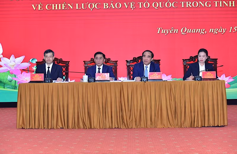 Các đồng chí chủ trì Hội nghị.