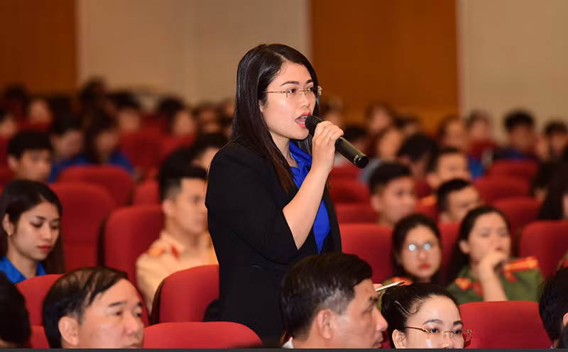 Đại diện thanh niên tỉnh Tuyên Quang đặt câu hỏi cho các đại biểu.
