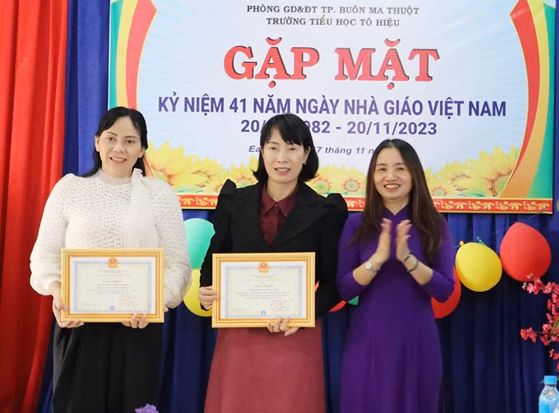 Đại diện lãnh đạo Bảo hiểm xã hội tỉnh Đắk Lắk tặng giấy khen cho tập thể Trường Tiểu học Tô Hiệu (thành phố Buôn Ma Thuột) và cô giáo Đoàn Thị Tuyết Yến, Hiệu trưởng nhà trường. (Ảnh: Tâm Trung)