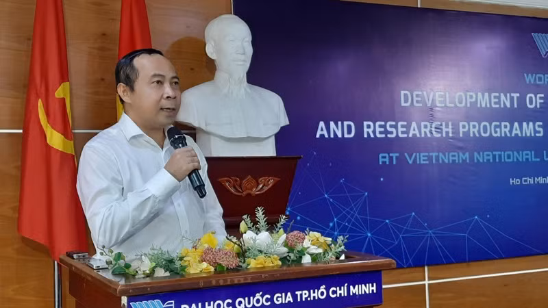 Phó Giáo sư, Tiến sĩ Vũ Hải Quân, Giám đốc Đại học Quốc gia Thành phố Hồ Chí Minh phát biểu tại tọa đàm