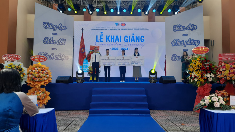 Trao học bổng từ Chương trình Khuyến học, khuyến tài cho ba tân thủ khoa tuyển sinh đại học chính quy năm học 2023-2024.